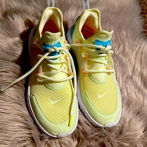 Nike sneakers worn once in excellent condition